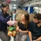 Seorang penumpang kereta dari wisatawan asing