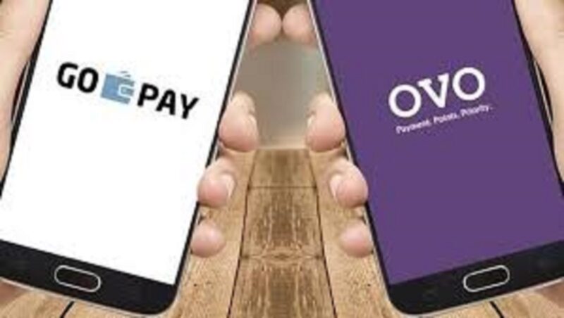 Ilustrasi perbandingan GOPAY dan OVO