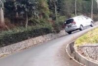 Mobil saat melalui tanjakan