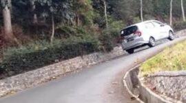 Mobil saat melalui tanjakan