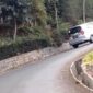 Mobil saat melalui tanjakan