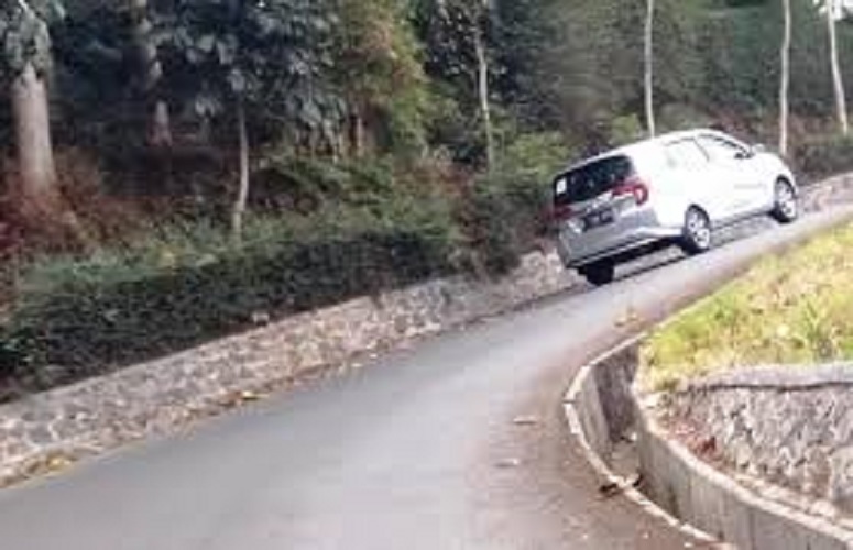 Mobil saat melalui tanjakan