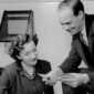 Penyiar TV Pertama di Dunia: Elizabeth Cowell, Wajah Pertama yang Muncul di Layar 1936(Foto: bbc)

