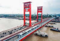 Jembatan Ampera masih berdiri megah membelah Sungai Musi( Foto:kkjtj.pu)