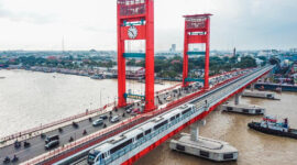 Jembatan Ampera masih berdiri megah membelah Sungai Musi( Foto:kkjtj.pu)