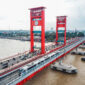 Jembatan Ampera masih berdiri megah membelah Sungai Musi( Foto:kkjtj.pu)