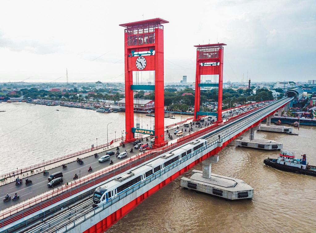 Jembatan Ampera masih berdiri megah membelah Sungai Musi( Foto:kkjtj.pu)