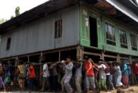 Tradisi Marakka Bola: Angkat Rumah Adat Bugis yang Hanya Ada di Suku Bugis(Foto:Ednis.id)