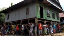 Tradisi Marakka Bola: Angkat Rumah Adat Bugis yang Hanya Ada di Suku Bugis(Foto:Ednis.id)