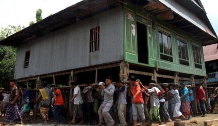 Tradisi Marakka Bola: Angkat Rumah Adat Bugis
