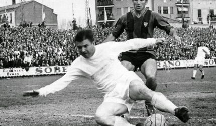 Nama Ferenc Puskás selalu disebut sejajar dengan Pele