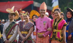 Busana Tradisional  Merupakan  Cerminan  Identitas Suatu Bangsa
