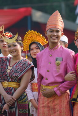 Busana Tradisional  Merupakan  Cerminan  Identitas Suatu Bangsa