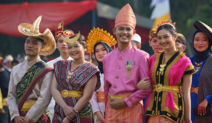 Pakaian bukan sekadar penutup tubuh.