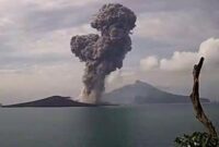 Dampak Erupsi Gunung Anak Krakatau: Hujan Abu hingga Selat Sunda Waspada( Foto:detik News)