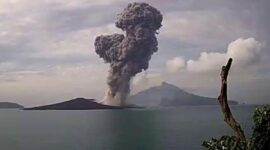 Dampak Erupsi Gunung Anak Krakatau: Hujan Abu hingga Selat Sunda Waspada( Foto:detik News)
