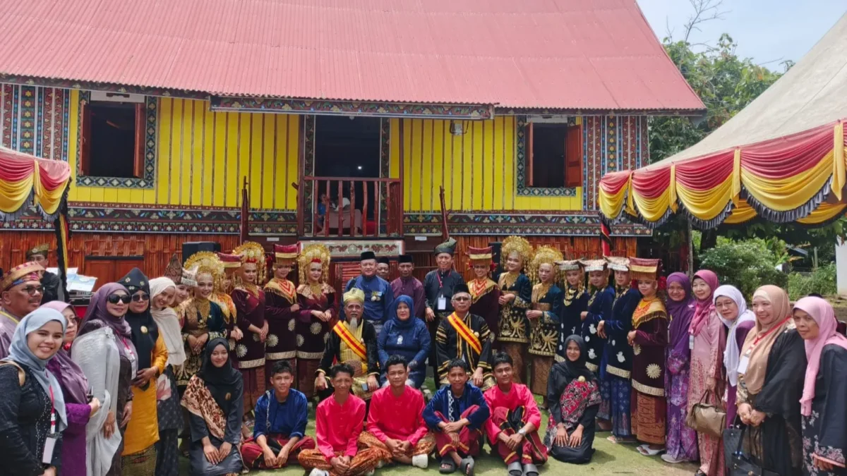 Pewaris Kerajaan Alam Djamboe Lipo Gelar Pelepasan Rajo Manjalani Rantau dan Anugerahkan Gelar Adat untuk Kerabat Malaysia
(Foto: Dok.mahmud)