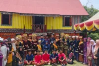 Pewaris Kerajaan Alam Djamboe Lipo Gelar Pelepasan Rajo Manjalani Rantau dan Anugerahkan Gelar Adat untuk Kerabat Malaysia
(Foto: Dok.mahmud)