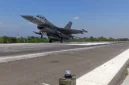 TNI AU UJI COBA LEPAS LANDAS PESAWAT TEMPUR DI JALAN TOL (Foto: Akurat Jatim)