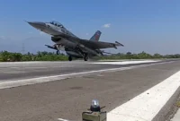 TNI AU UJI COBA LEPAS LANDAS PESAWAT TEMPUR DI JALAN TOL (Foto: Akurat Jatim)