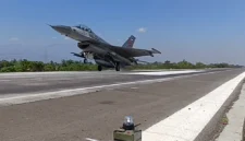 TNI AU UJI COBA LEPAS LANDAS PESAWAT TEMPUR DI JALAN TOL (Foto: Akurat Jatim)