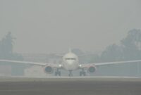 JARAK PANDANG TAK AMAN, PENDARATAN PESAWAT DIALIHKAN DI JAMBI (Kumparan )