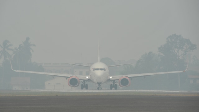 JARAK PANDANG TAK AMAN, PENDARATAN PESAWAT DIALIHKAN DI JAMBI (Kumparan )